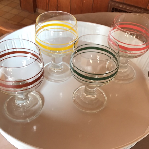 A set of 4 water or punch glasses. Made in France. - Picture 2 of 6